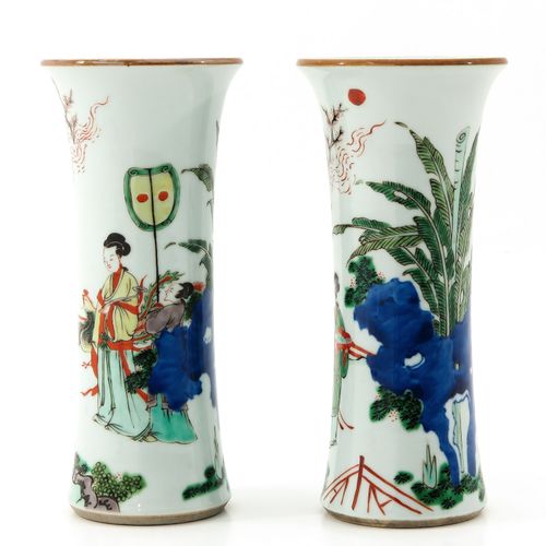 A Pair of Famile Verte Vases Raffigurante figure cinesi in giardino, alto 22 cm.