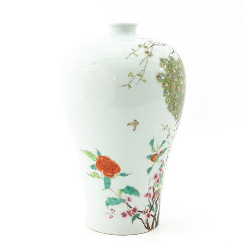 A Famille Rose Mieping Vase Darstellung eines Pfaus in einem Baum, Yongzheng-Mar&hellip;