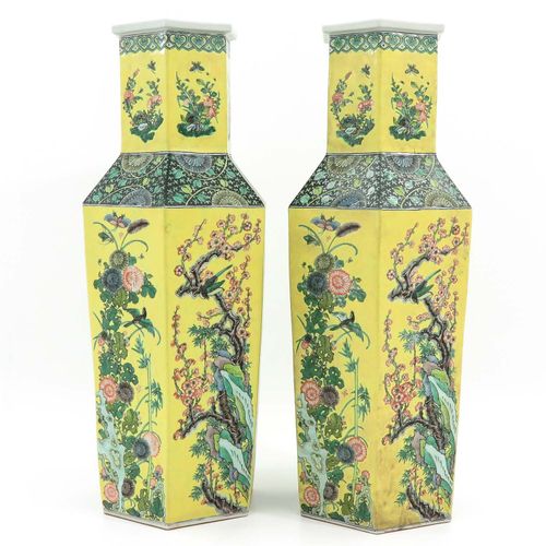 A Pair of Floral Decor Vases Fond jaune avec décor floral sur 6 côtés, hauteur 6&hellip;