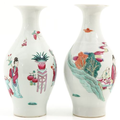 A pair of famille rose vases 描绘了花园中的中国人物聚会，高26厘米。