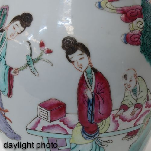A pair of famille rose vases Raffigurante un raduno di figure cinesi in giardino&hellip;