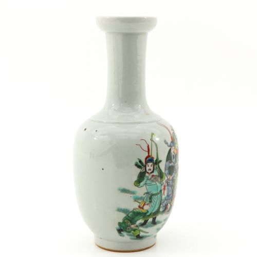 A famille verte vase 描绘的是中国武士，康熙款，高26厘米。