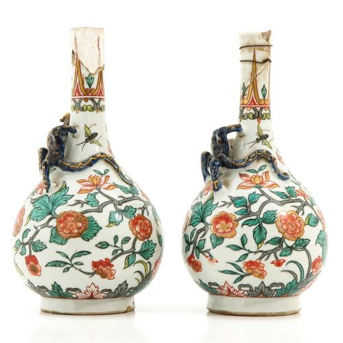 A pair of famille verte vases 饰有鲜花，高21厘米，已修复。