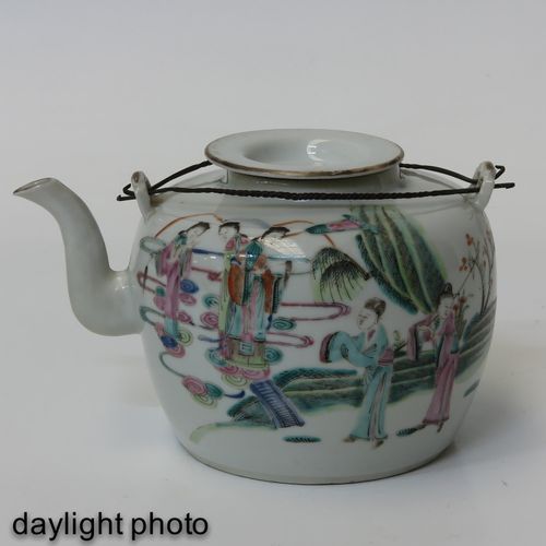 A famille rose teapot Darstellung von chinesischen Figuren im Garten, 12 cm. Hoc&hellip;