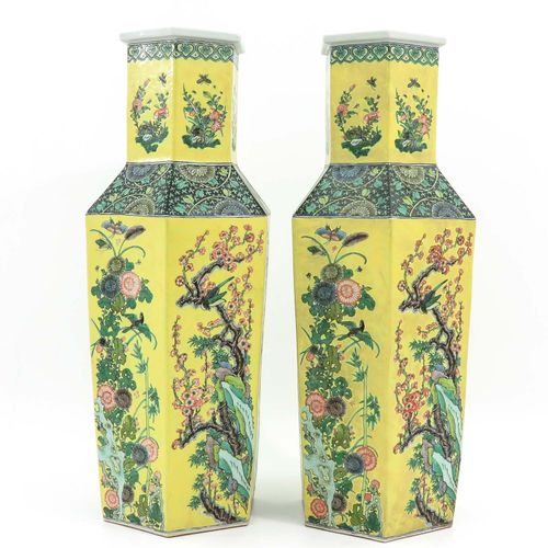 A Pair of Floral Decor Vases Fondo giallo con decorazioni floreali su 6 lati, al&hellip;