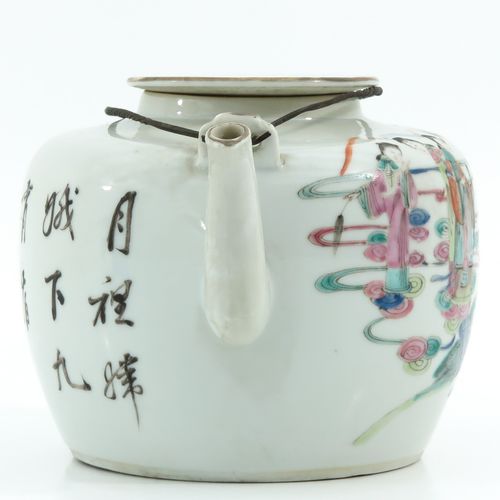 A famille rose teapot Darstellung von chinesischen Figuren im Garten, 12 cm. Hoc&hellip;