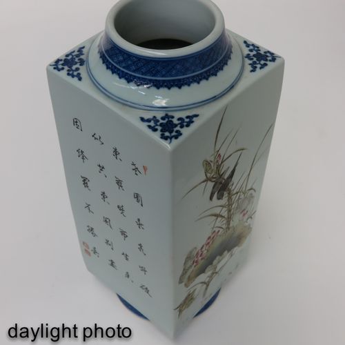 A Pair of Polychrome Square Vases 描绘花鸟，有中国文字，乾隆款，高37厘米。