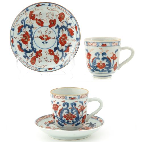 A Pair of Imari Cups and Saucers Decoración floral en rojo hierro, azul y detall&hellip;