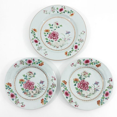 A Collection of 3 Famille Rose Chargers Decorazione floreale in smalti Famille R&hellip;