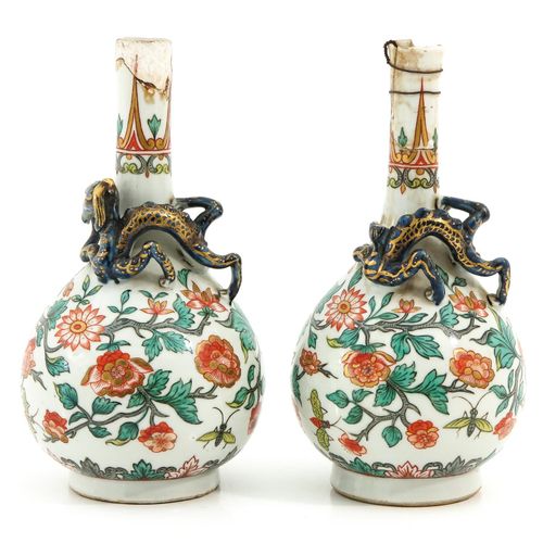 A pair of famille verte vases Dekoriert mit Blumen, 21 cm. Hoch, restauriert.