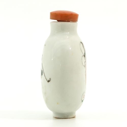 A Snuff Bottle 饰有蚱蜢，高7厘米。