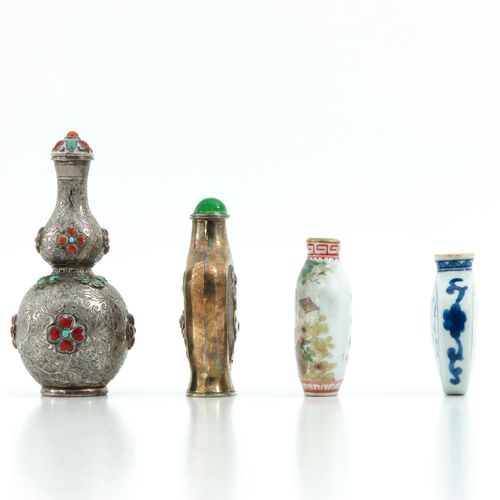 A Diverse Collection of 4 Snuff Bottles 有多种装饰和尺寸，最高的鼻烟壶是10厘米。