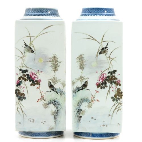 A Pair of Polychrome Square Vases 描绘花鸟，有中国文字，乾隆款，高37厘米。