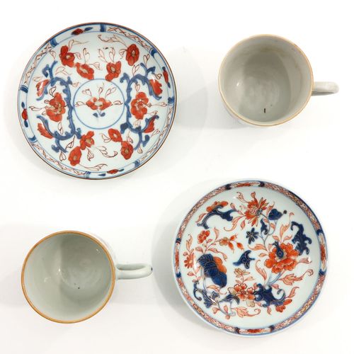 A Pair of Imari Cups and Saucers 铁红、蓝色和鎏金的花卉装饰，18世纪，碟子的直径为14厘米。
