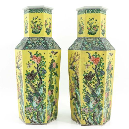 A Pair of Floral Decor Vases Fondo giallo con decorazioni floreali su 6 lati, al&hellip;