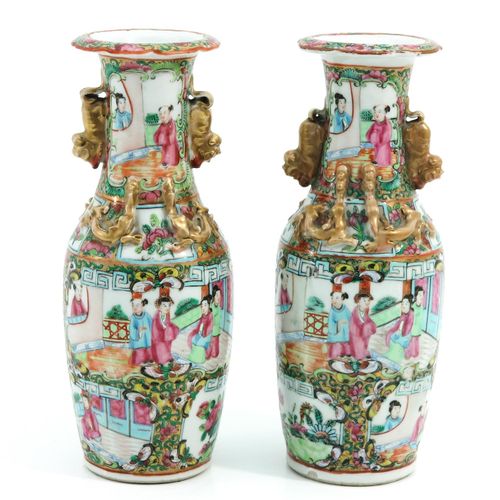 A Pair of Cantonese Vases 饰有鲜花和蝴蝶，最高的花瓶是25厘米。