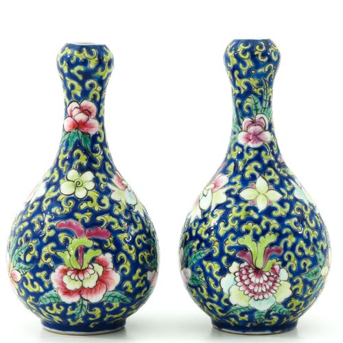 A pair of famille rose vases Fond bleu foncé avec décor floral en émaux Famille &hellip;