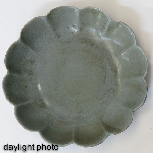 A Celadon Scalloped Dish 17 cm. Di diametro.