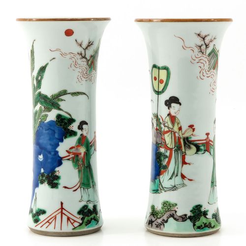 A Pair of Famile Verte Vases Representación de figuras chinas en el jardín, 22 c&hellip;