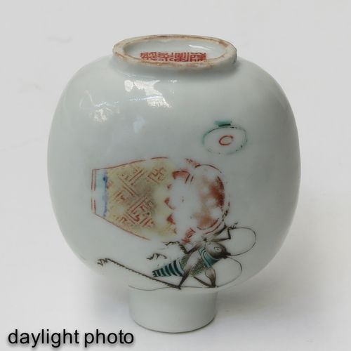 A Snuff Bottle 饰有蚱蜢，高7厘米。