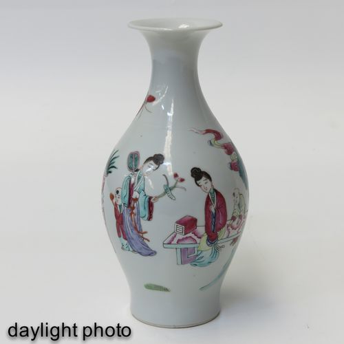 A pair of famille rose vases 描绘了花园中的中国人物聚会，高26厘米。