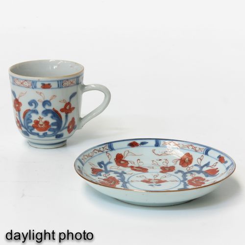 A Pair of Imari Cups and Saucers Décor floral en rouge fer, bleu et accents doré&hellip;