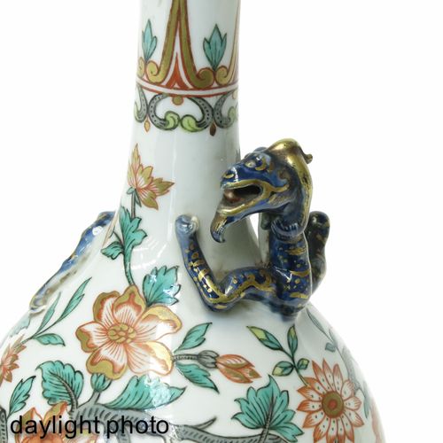 A pair of famille verte vases 饰有鲜花，高21厘米，已修复。