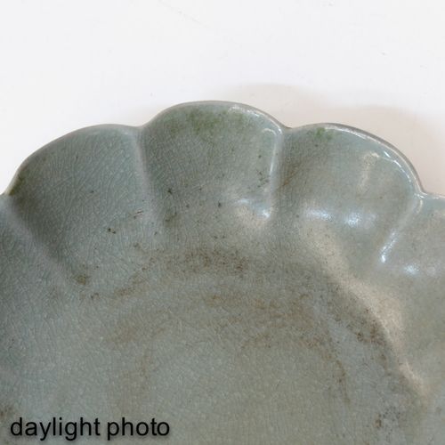 A Celadon Scalloped Dish 17 cm. De diámetro.