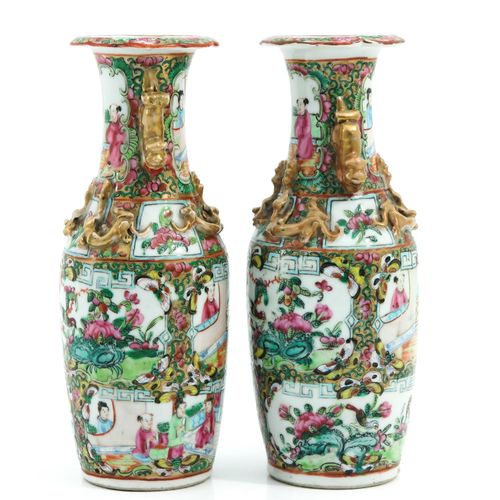 A Pair of Cantonese Vases 饰有鲜花和蝴蝶，最高的花瓶是25厘米。