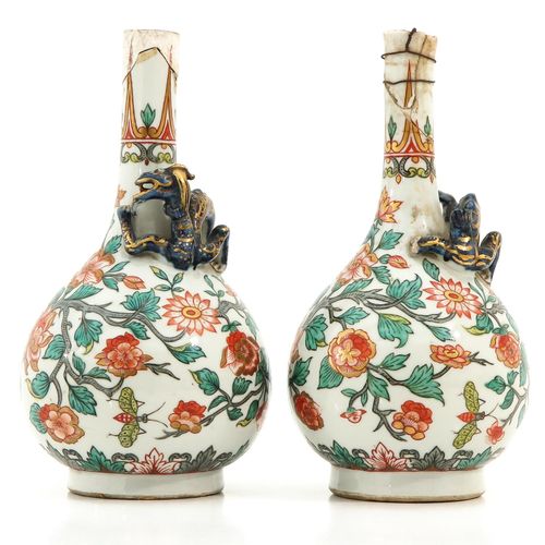 A pair of famille verte vases Decorado con flores, 21 cm. De altura, restaurado.