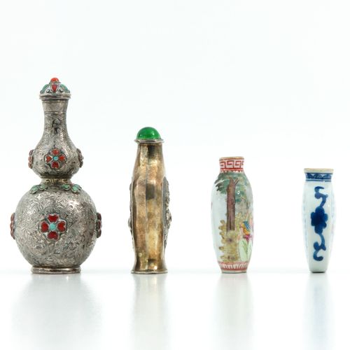 A Diverse Collection of 4 Snuff Bottles 有多种装饰和尺寸，最高的鼻烟壶是10厘米。