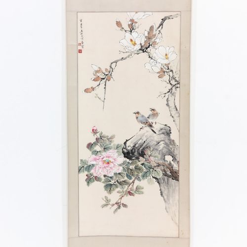 A Chinese scroll Décor floral avec poème chinois et marque de sceau.