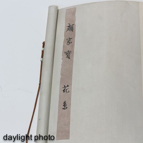 A Chinese scroll Décor floral avec poème chinois et marque de sceau.