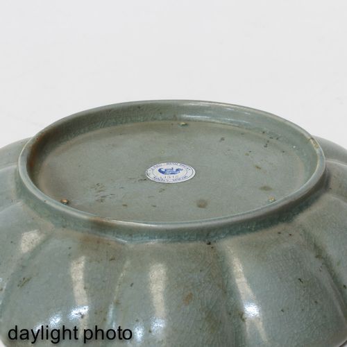 A Celadon Scalloped Dish 17 cm. De diamètre.