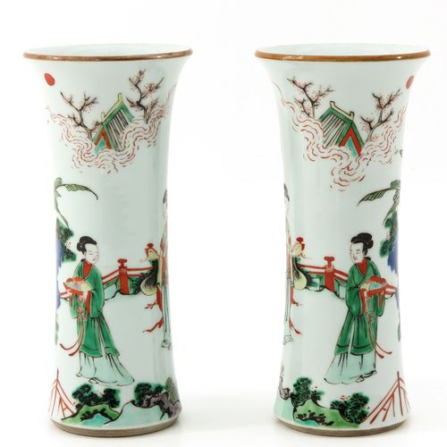 A Pair of Famile Verte Vases Darstellung von chinesischen Figuren im Garten, 22 &hellip;