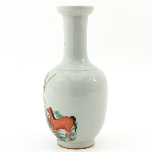 A famille verte vase Darstellung von chinesischen Kriegern, Kangxi-Marke, 26 cm.