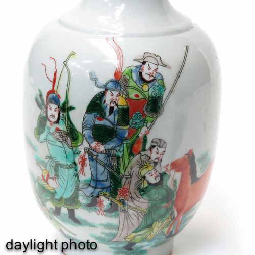 A famille verte vase Darstellung von chinesischen Kriegern, Kangxi-Marke, 26 cm.