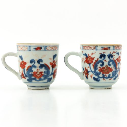A Pair of Imari Cups and Saucers 铁红、蓝色和鎏金的花卉装饰，18世纪，碟子的直径为14厘米。