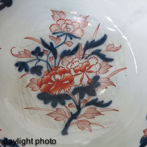 An Imari Bowl Décor floral, 26 cm. De diamètre.