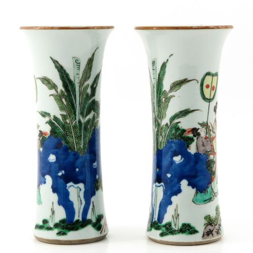 A Pair of Famile Verte Vases Raffigurante figure cinesi in giardino, alto 22 cm.