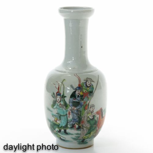 A famille verte vase Représentant des guerriers chinois, marque Kangxi, 26 cm. D&hellip;