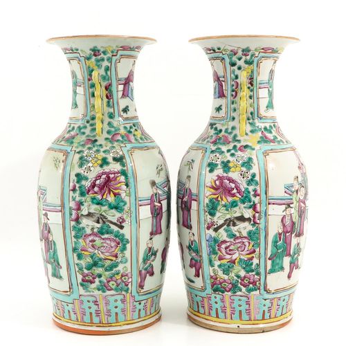 A Pair of Cantonese Vases 装饰有中国人物、花和鸟，高45厘米，已修复。
