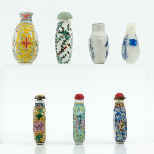 A Collection of 7 Snuff Bottles 在不同的尺寸和装饰中，最大的鼻烟壶是7厘米。