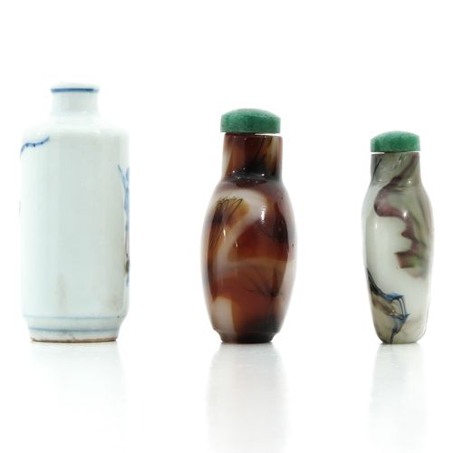 A Collection of 3 Snuff Bottles Comprenant 2 flacons à priser en pierre et 1 déc&hellip;
