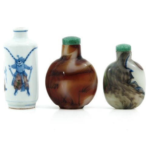 A Collection of 3 Snuff Bottles Comprenant 2 flacons à priser en pierre et 1 déc&hellip;