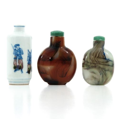 A Collection of 3 Snuff Bottles 包括2个石制鼻烟壶和1个描绘中国战士的青花装饰，高8厘米。