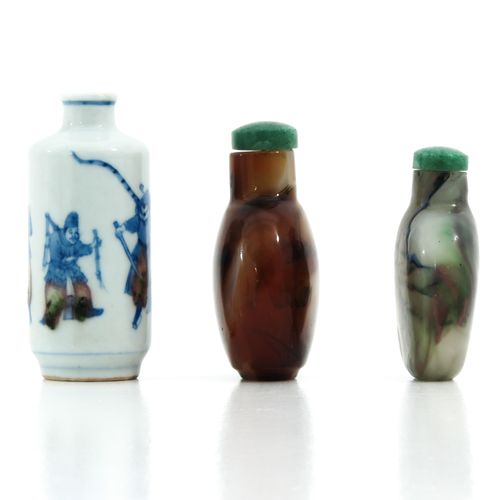 A Collection of 3 Snuff Bottles 包括2个石制鼻烟壶和1个描绘中国战士的青花装饰，高8厘米。