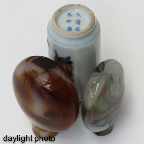 A Collection of 3 Snuff Bottles Compresi 2 tabacchiere in pietra e 1 decoro blu &hellip;
