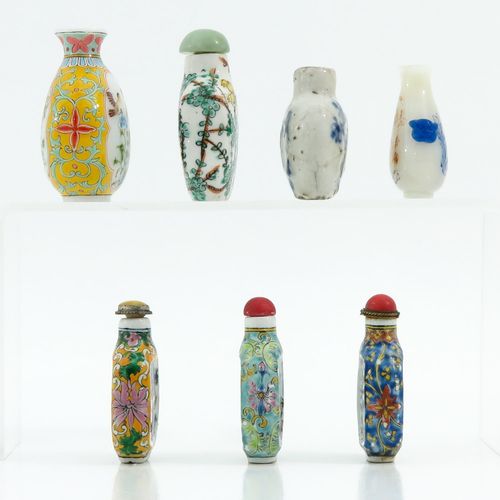 A Collection of 7 Snuff Bottles Dans diverses tailles et décors, la plus grande &hellip;