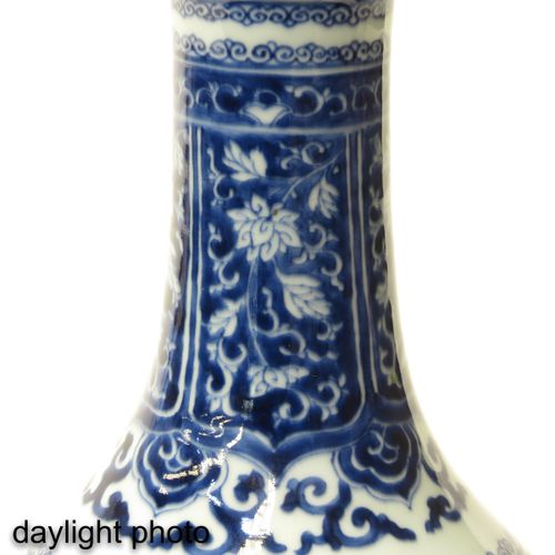 A Blue and White Gourd Vase Decorazione floreale, periodo Kangxi, altezza 42 cm.